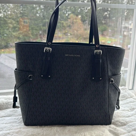 Michael Kors Voyager Signature Tote Bag - Picture 1 of 8